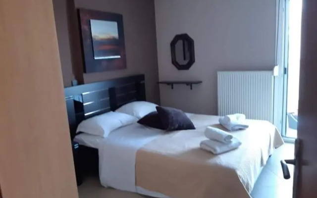 Εclectic Apartment 8fr (free parking)