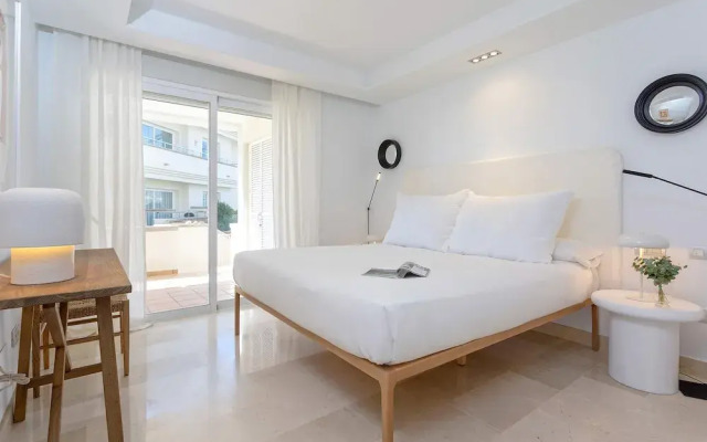 Bright Apartment Front of Beach Guadalmansa Beach