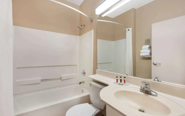 Super 8 Blue Springs