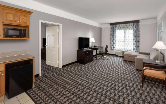 La Quinta Inn & Suites by Wyndham Deer Park