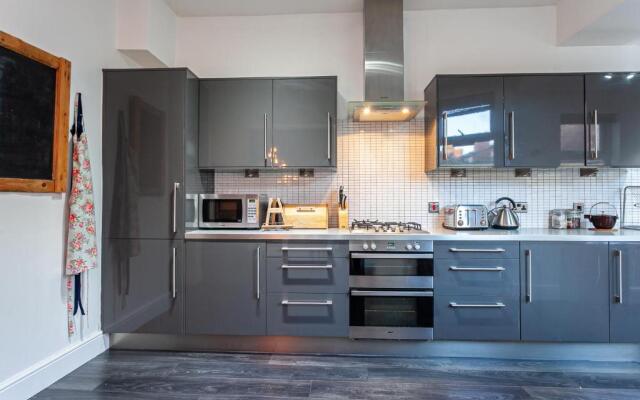 Large and Luminous Liverpool Home With Garden
