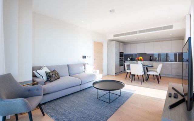 Modern Family Home close to Victoria Station