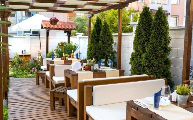 HOTEL Yanis