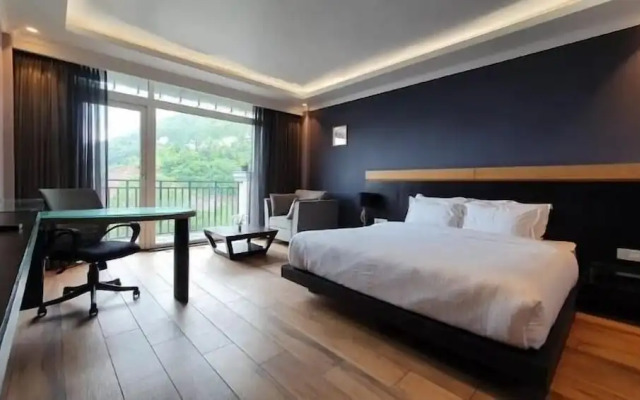 Hotel Velvet Grey