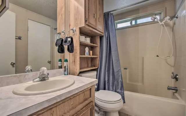 Family-friendly Home ~ 1 Mi to Kern River!