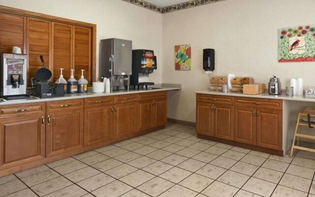 Travelodge & Suites by Wyndham Fargo/Moorhead