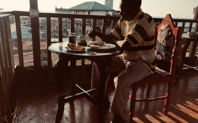 Bottoms Up - Hotel