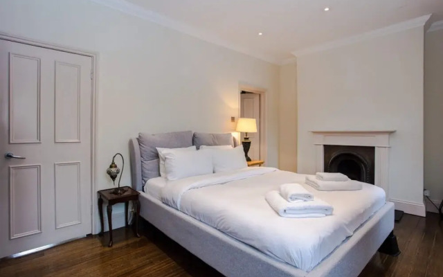 Characterful Townhouse w Patio in Arty Hampstead