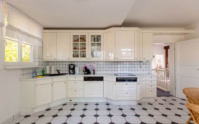 1 Villa Blanck Comfortable Holiday Residence