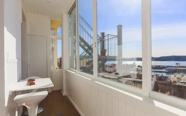 Airy Lapa 2 BR River and Bridge Views AC