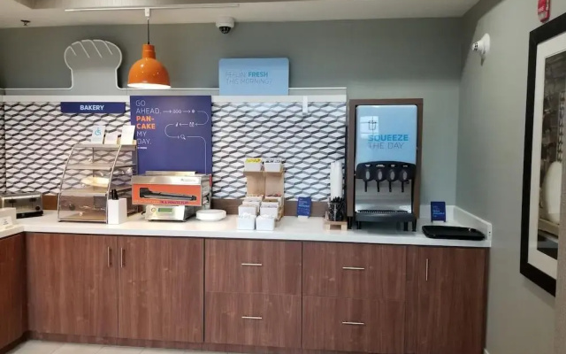 Holiday Inn Express Hotel & Suites Louisville South - Hillview