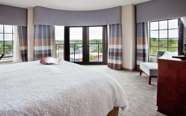 Hampton Inn and Suites Chapel Hill Carrboro Downtown