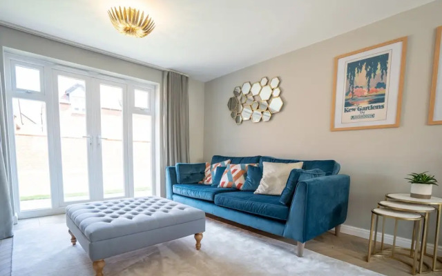 Comfortable 5 Bedroom Detached House With Parking