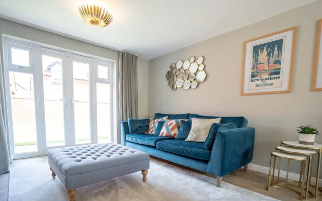 Comfortable 5 Bedroom Detached House With Parking