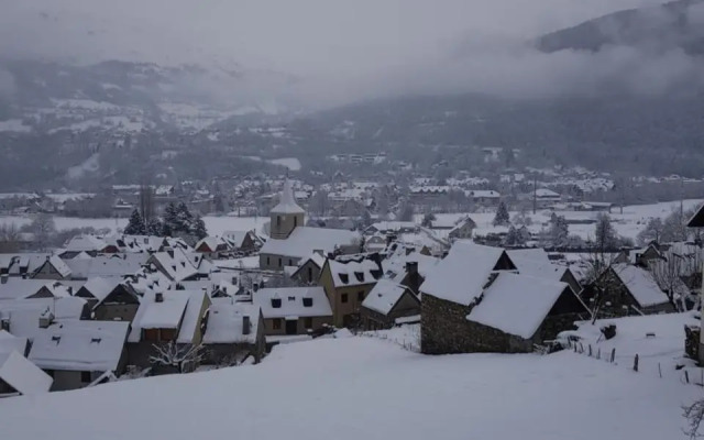 ST LARY-VIGNEC Joli petit appartement idéalament situé