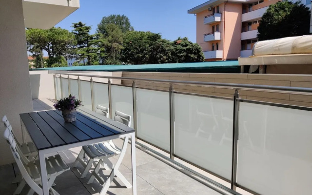 Modern Flat With Swimming Pool by the Beach