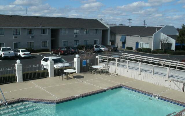 The Admiralty Suites & Inn Memphis Millington