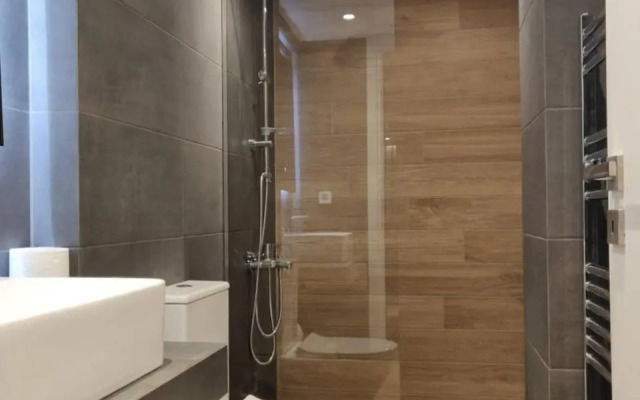 Sunny new lovely apartment 60 meters from the metro