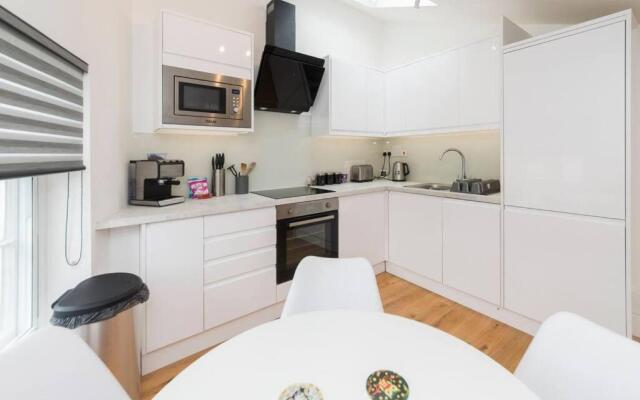 Spacious 1-BDR in central Reading w/ free parking