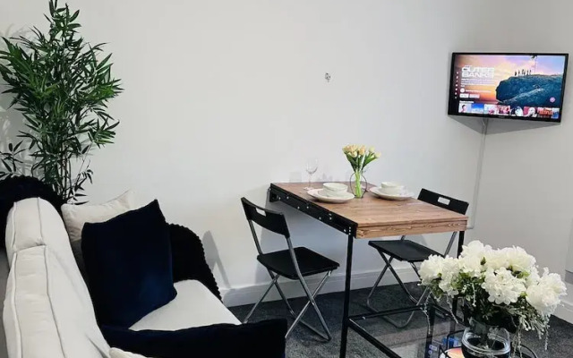 Luxury 2-bed Apartment Lindley Huddersfield