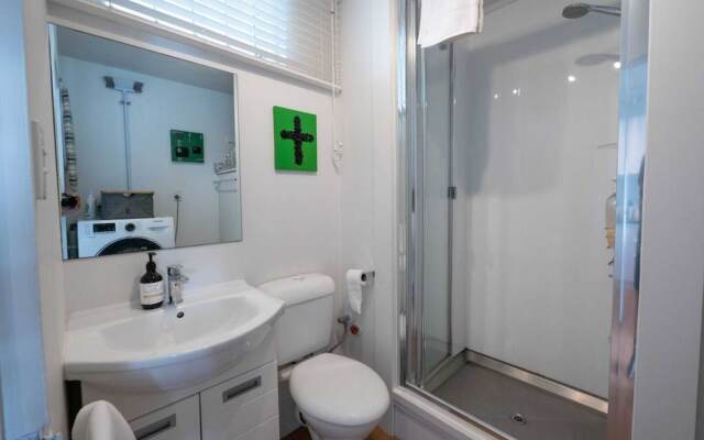 Centrally Located Light-filled Studio w/ Parking