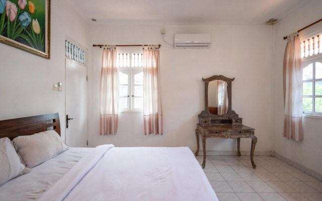 OYO 4003 Ceria Guesthouse SeminyakNearSeminyak Beach