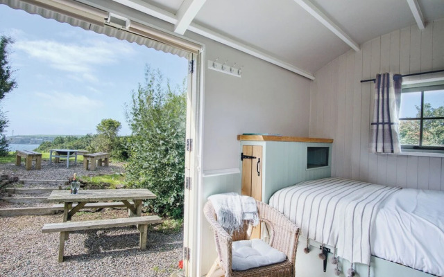 Haven View - 1 Bed Shepherds Hut - St Ishmael's