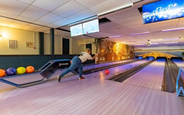 Thatched Holiday Home With two Bathrooms Near the Sea
