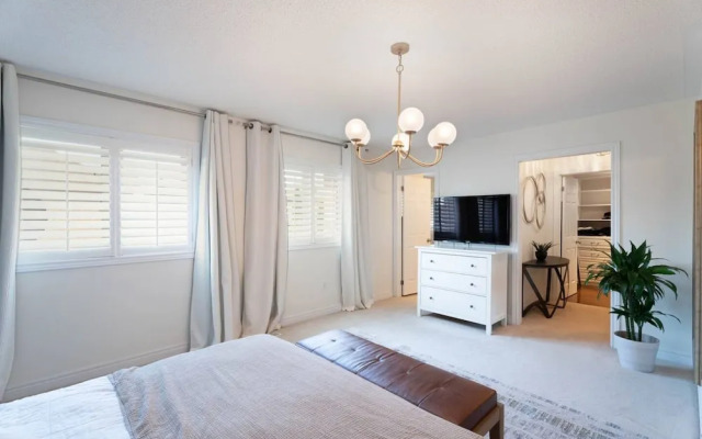 Stylish 4BR Oasis Peaceful Mississauga Location