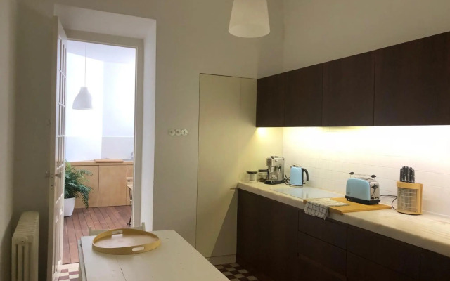 Rua Tenente Campos Rego, Ground Floor