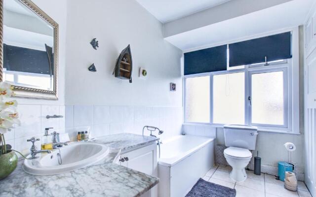 Entire 1bed Studio With Ensuite, Balcony & Parking