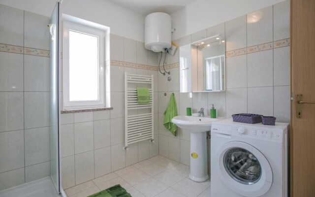 Amazing Home in Drenje With Wifi and 4 Bedrooms