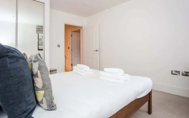 Stunning Modern 1 Bedroom Apartment Near Canary Wharf