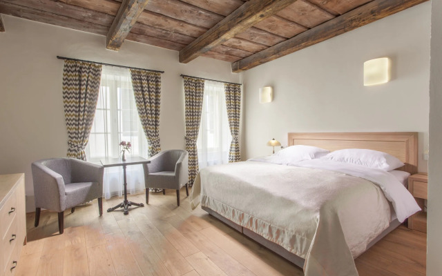 Hotel At the White Lily