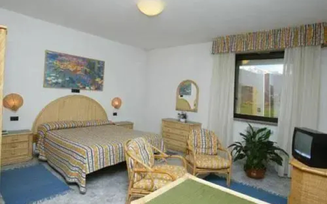 River Hotel