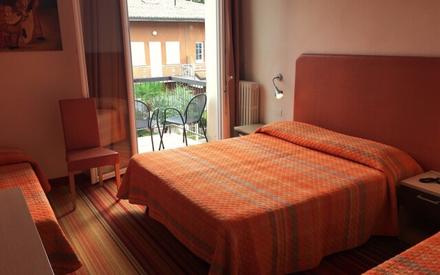 Hi Hotels Sirmione - Lakeview Pool