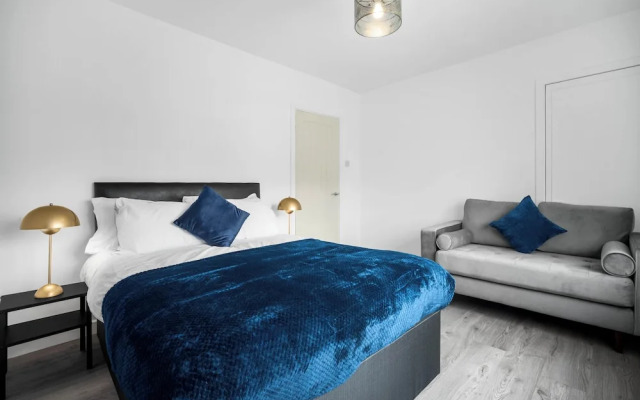 3 bed House/free Parking/contractors/families