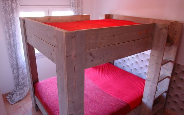 Spacious Villa in Vilacolum With Swimming Pool