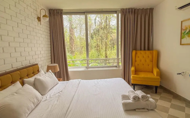 Modern 2BR w Pool Near Candolim and Coco Beach