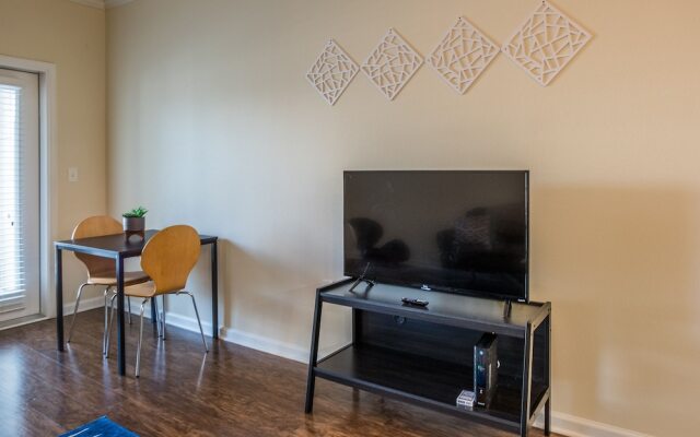 Southside 1 BR Apt with Parking by Frontdesk