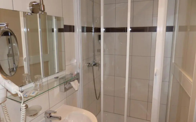 City Hotel by Celina