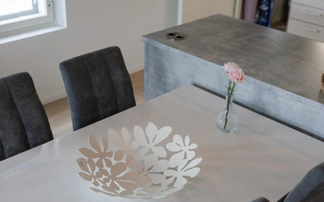 Spacious 2BR Apt - Lake View & Sauna