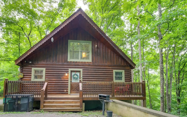 Sevierville Vacation Rental w/ Hot Tub & Grill