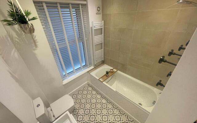 Seaview flat with balcony, spacious 2 bedroom