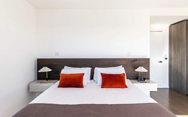 Luxurious 3-bed Sky-high Battersea Gem