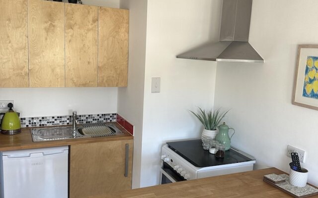 Cozy Coastal Lodge in Hayle