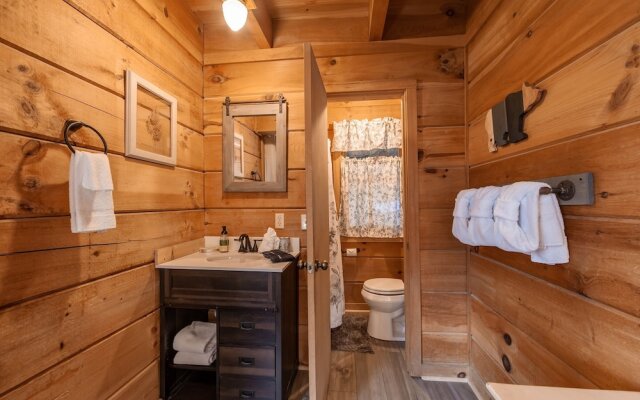 Pappy's Peak 2 Bedroom Cabin by RedAwning