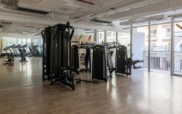 Waves - Urban Chic 1BR Apt With Maid