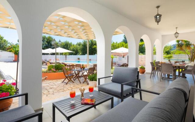 Villa Paradiso: Near beach, superb pool and garden