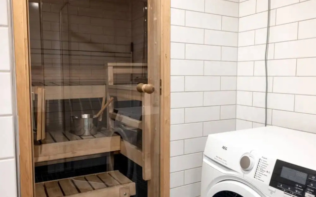2ndhomes Deluxe Studio w Sauna & Balcony